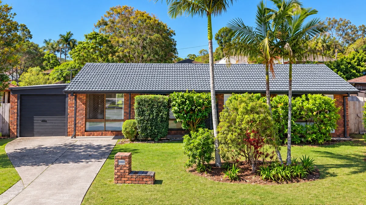 SPACIOUS LOWSET LIVING OPPOSITE PARKLAND